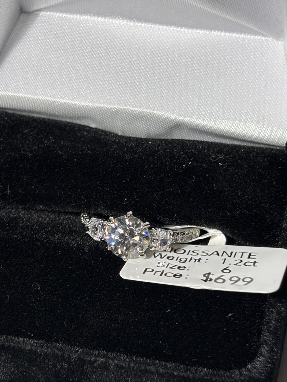 🔥 1.2CT ROUND-CUT 3-STONE RING. SHE’LL BE BLINGIN’! 💍🔥
Passes the Diamond tester